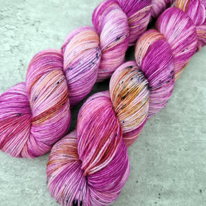 Hand dyed SW Merino wool - 4ply fingering 100g 400m OOAK PINK