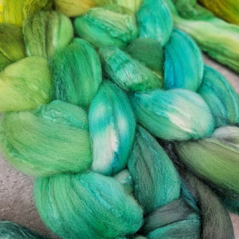 
            
                Load image into Gallery viewer, Bluefaced Leicester and tussah silk wool top - Hand dyed - 100g (3.5oz) - GREEN SCRUB TANAGER
            
        