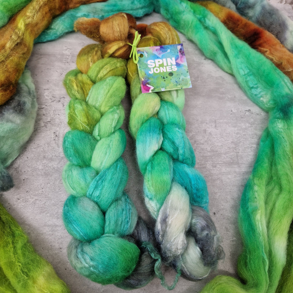 
            
                Load image into Gallery viewer, Bluefaced Leicester and tussah silk wool top - Hand dyed - 100g (3.5oz) - GREEN SCRUB TANAGER
            
        