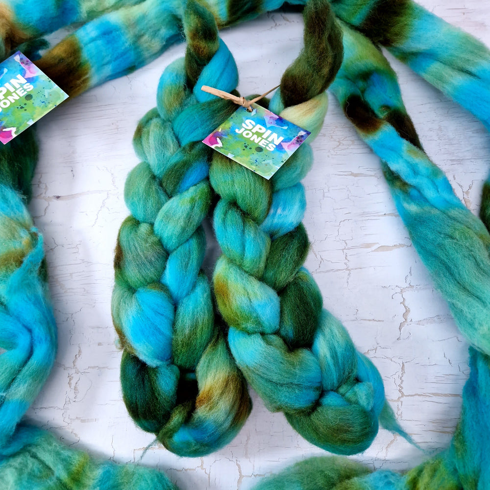 
            
                Load image into Gallery viewer, Southdown - Hand dyed - 100g (3.5oz) - AQUATIC
            
        